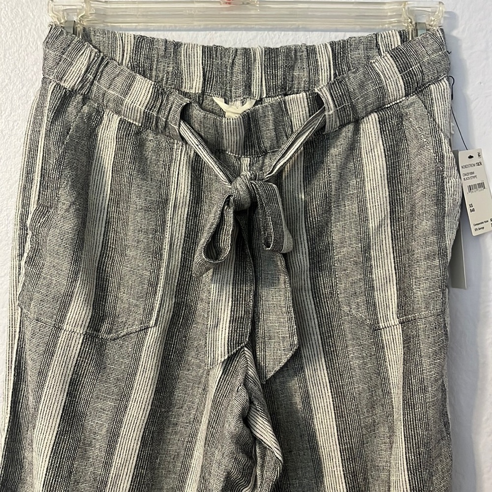 size xs brand new with tags, has 4 pockets, stretchy waistband,